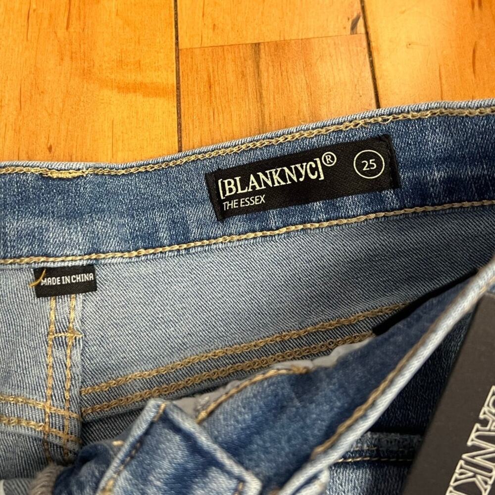 Blank NYC NWT The Essex Classic Cut Off Stretch Shorts Size 25 - Picture 3 of 4